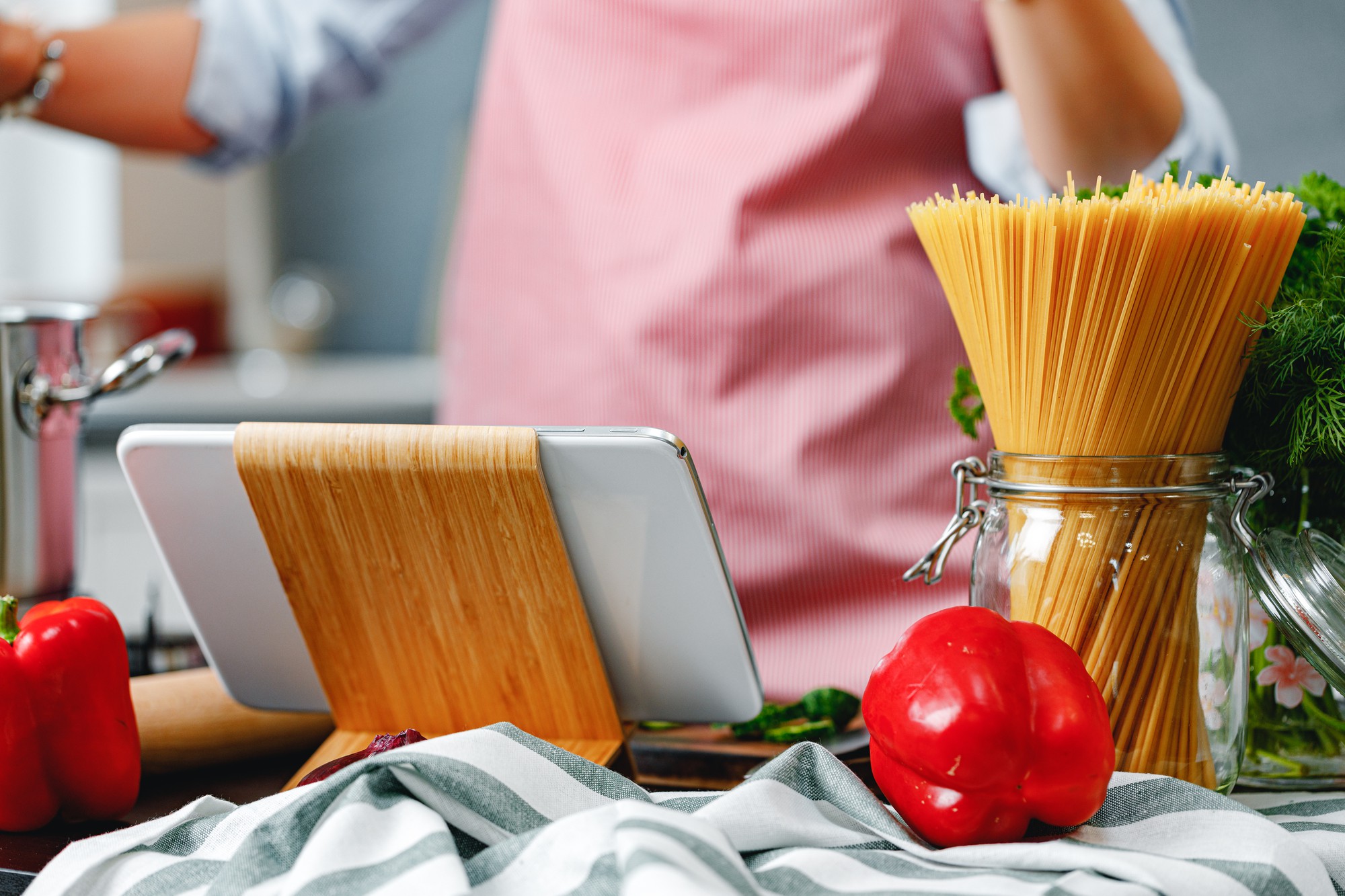 Studio cucina con utensili e libri di ricette