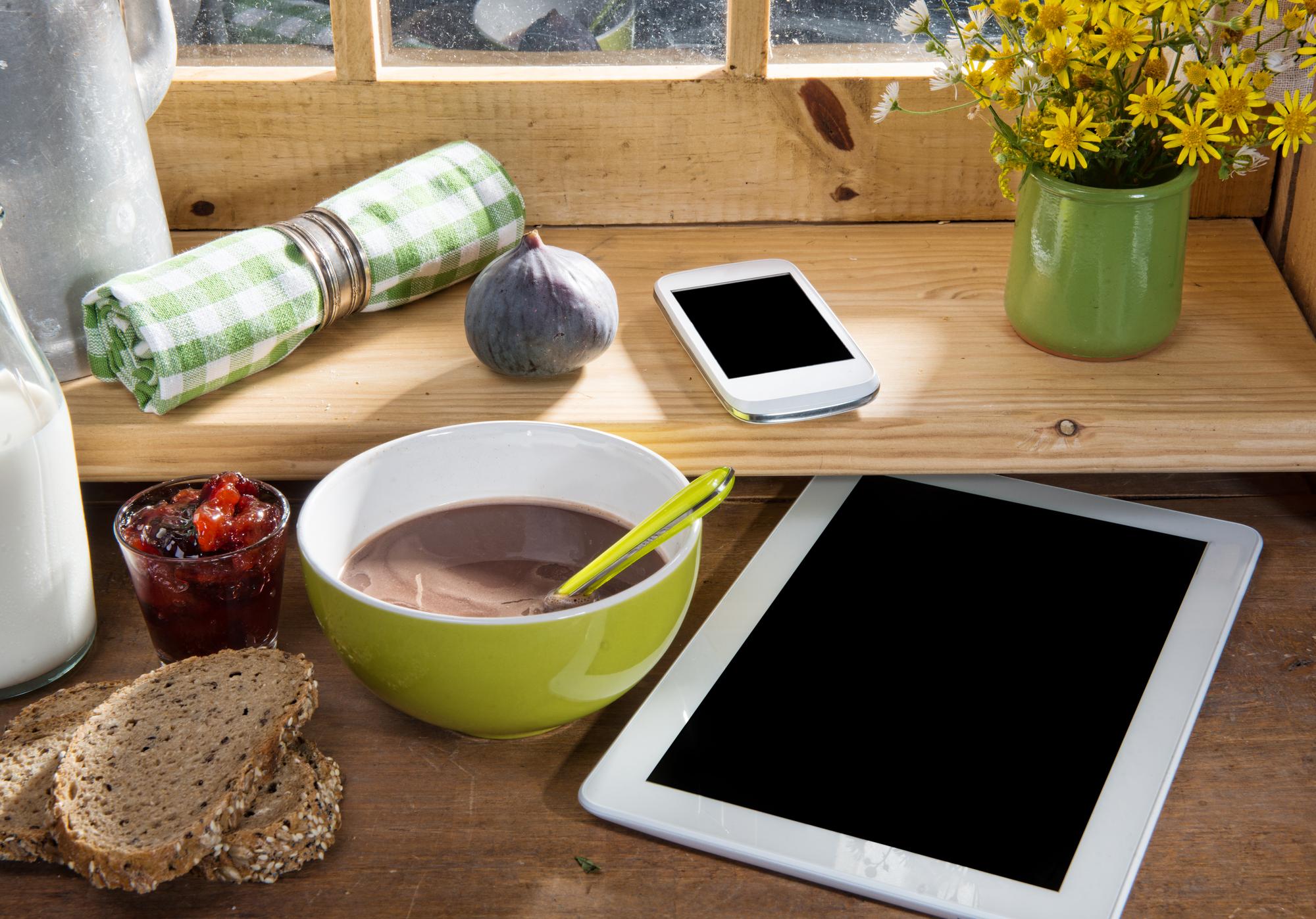 Manuale di ricette stampato e tablet con lezione